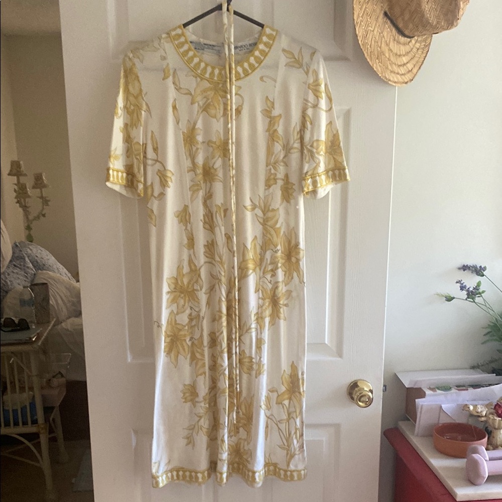 White and Gold Sheath Midi Dress with Crew Neck